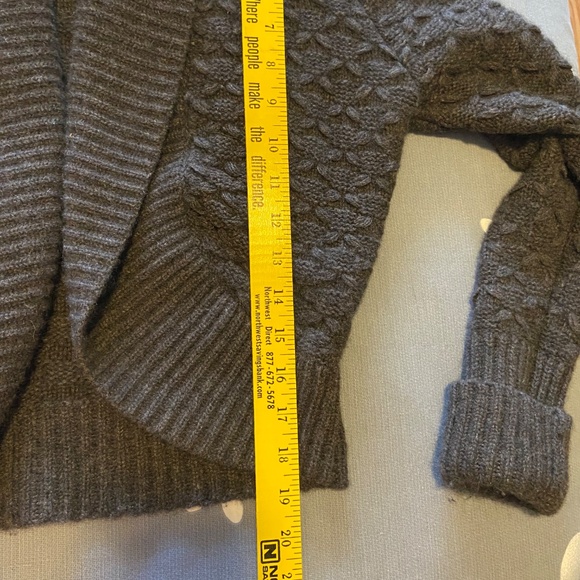 Lord and Taylor cashmere sweater - Picture 6 of 6